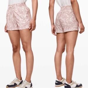 Lululemon Spring Break Away Short Stretch 3" Shadow Leaf Light Ivory Muse size 4